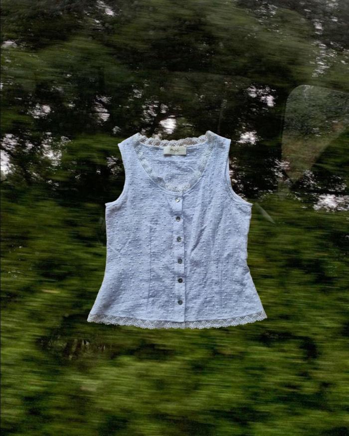 Sleeveless blouse with lace